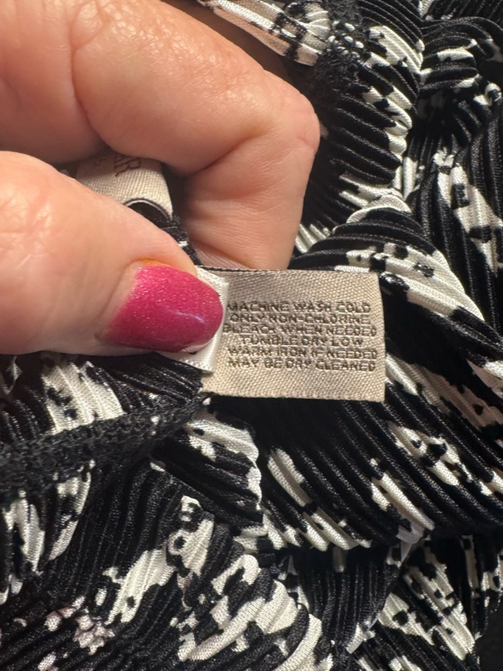 Chico's *EASY WEAR* Black/White Print Skirt  MED/LARGE    #F - Picture 4 of 5